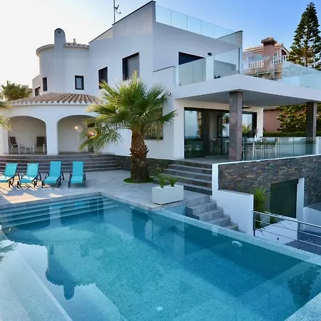 Exclusive Beachfront Vila *